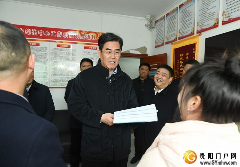 李炳军在毕节市大方县调研(图1) 李炳军在毕节市大方县调研(图1)