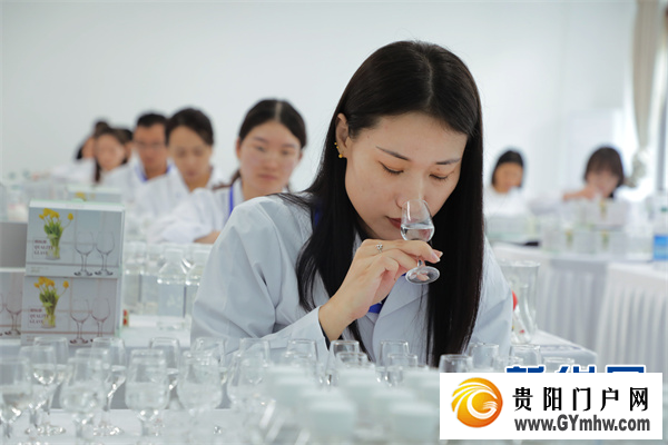 90名酒体设计师在茅台展开“舌尖上”的比拼(图4) 90名酒体设计师在茅台展开“舌尖上”的比拼(图4)